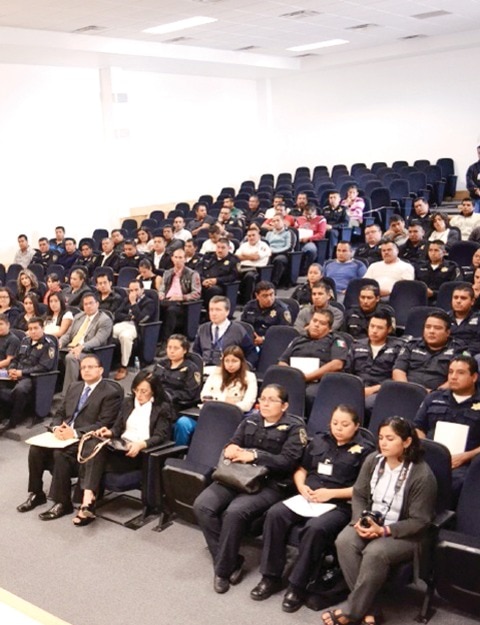 Capacitan a policías en derechos humanos