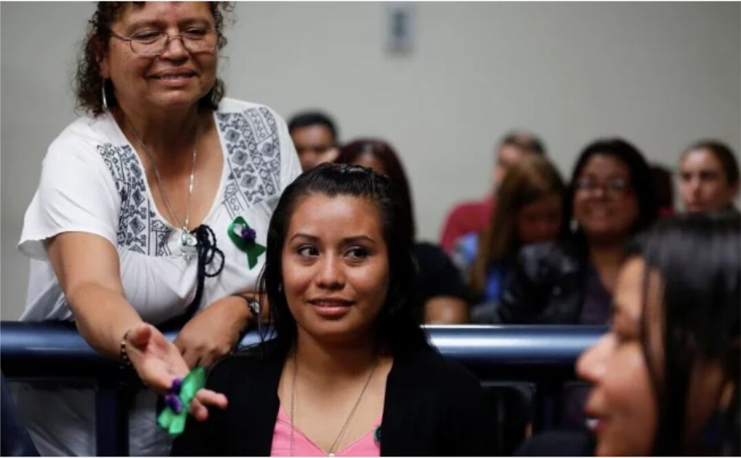 Evelyn Hernández, la joven que enfrenta la cárcel por la muerte de su bebé tras dar a luz (Fotos: Reuters)