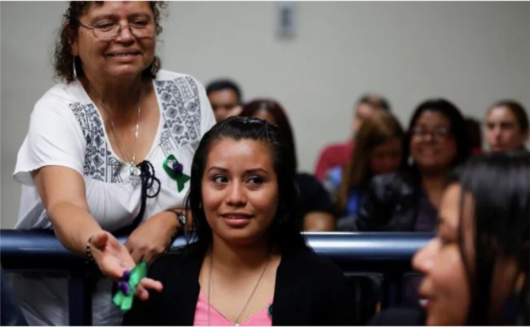 Joven de El Salvador espera sentencia por la muerte de su bebé tras dar a luz