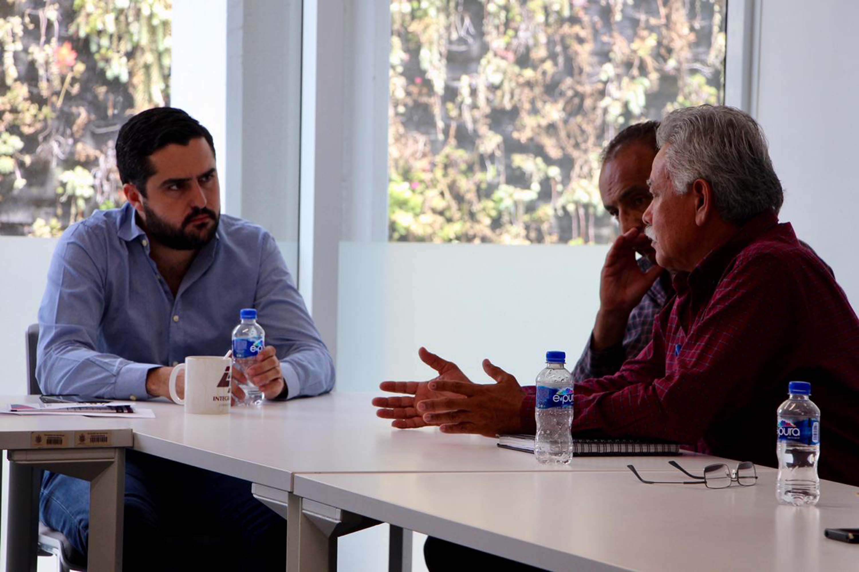 Compromete Dorantes apoyo a los taxistas