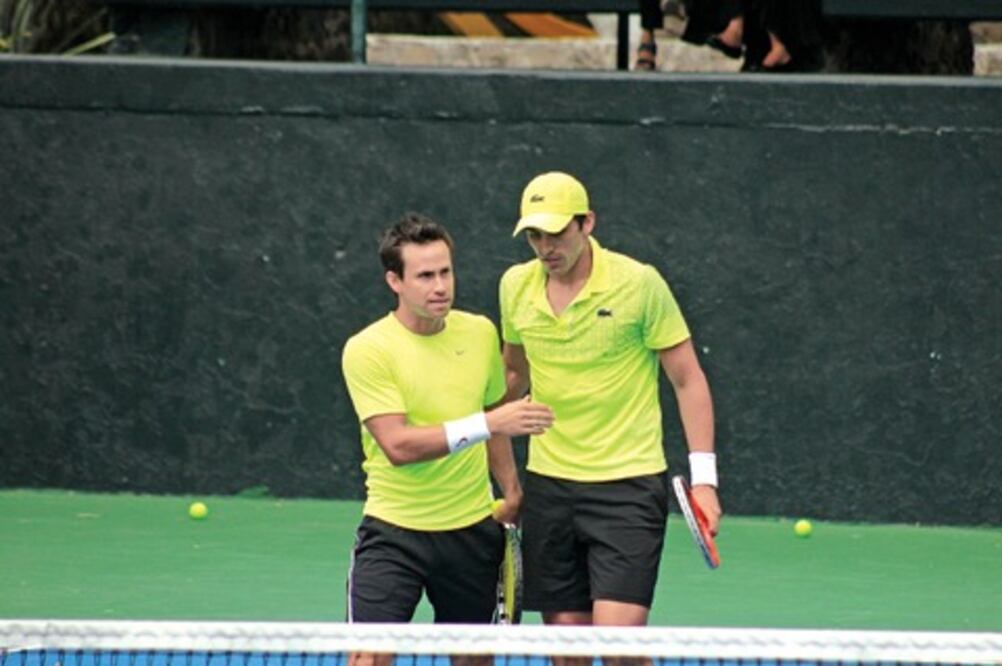 Reyes y Ramírez avanzan en dobles