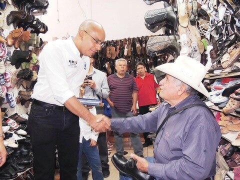 Aguilar Vega atiende a los comerciantes