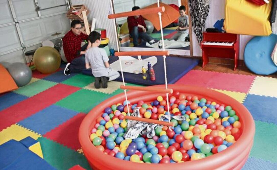 El menor, que sufre de disfasia del lenguaje y trastorno psicomotor, tenía mes y medio en la terapia con especialistas del Instituto IMAD. Foto: JORGE ALVARADO. EL UNIVERSAL