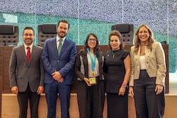 Reconocen a Alejandra Medina por su labor científica en Querétaro