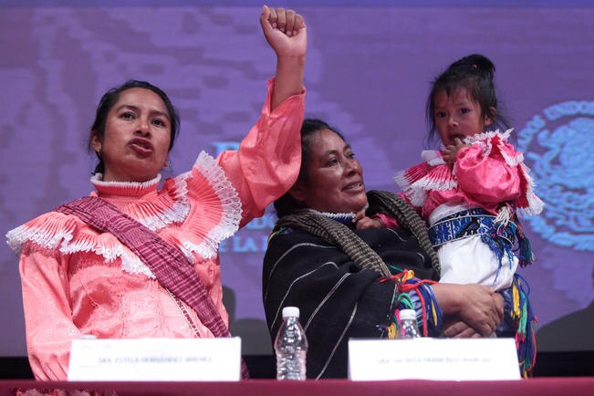 En la ceremonia, Teresa González, una de las afectadas pidió al procurador Raúl Cervantes que se comprometa para que casos como el de ellas no se vuelvan a repetir. (SÁSHENKA GUTIÉRREZ. EFE)