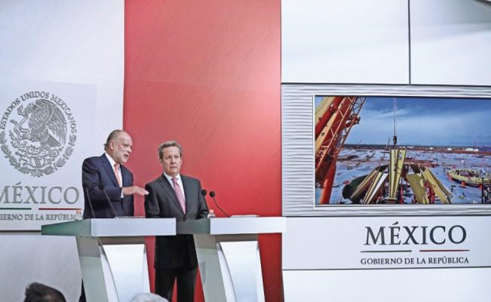 Federico Patiño, director de Grupo Aeroportuario (izq.) y Eduardo Sánchez, vocero de la Presidencia de la República, durante la conferencia de prensa (ALEJANDRA LEYVA. EL UNIVERSAL)