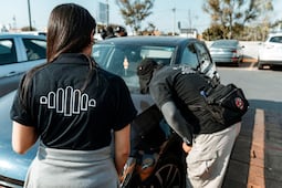 Fiscalía de Querétaro realiza operativo de revisión vehicular en plazas comerciales de Querétaro y Corregidora