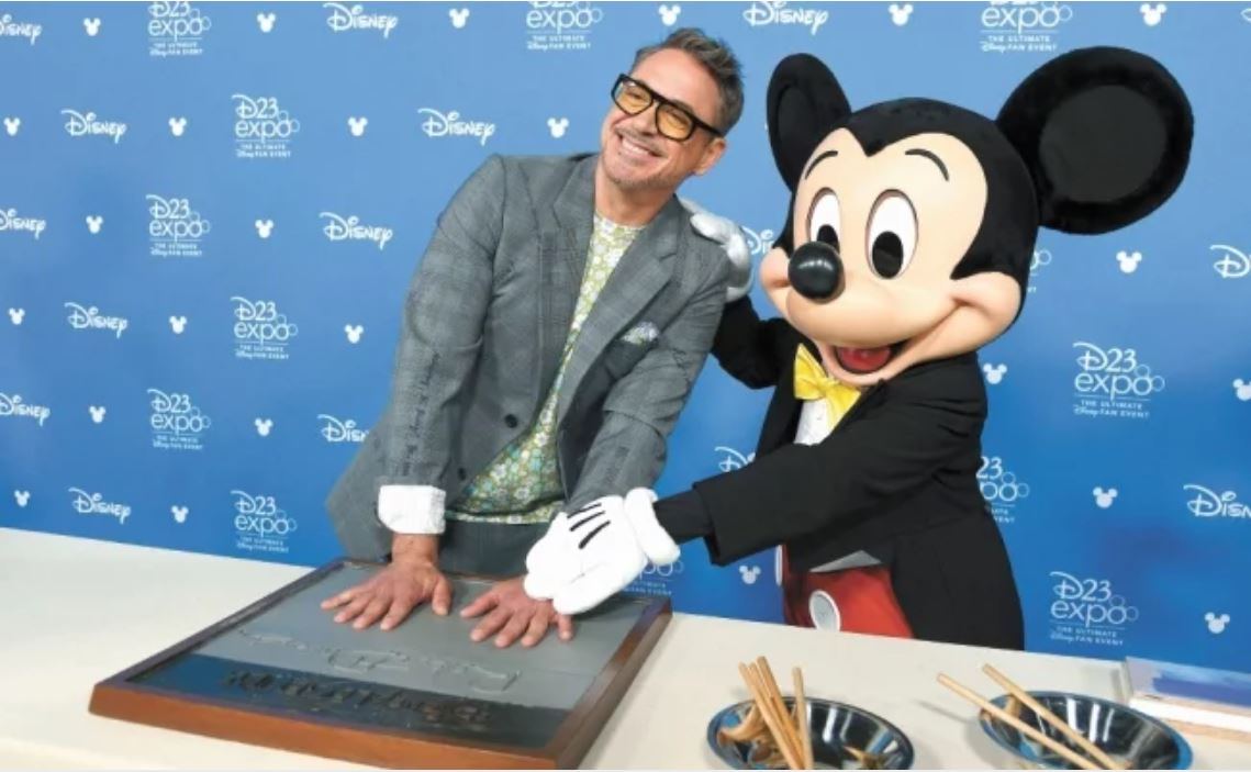 El intérprete de Iron Man plasmó sus manos durante la Expo D23. Foto: CHRIS PIZZELLO. AP