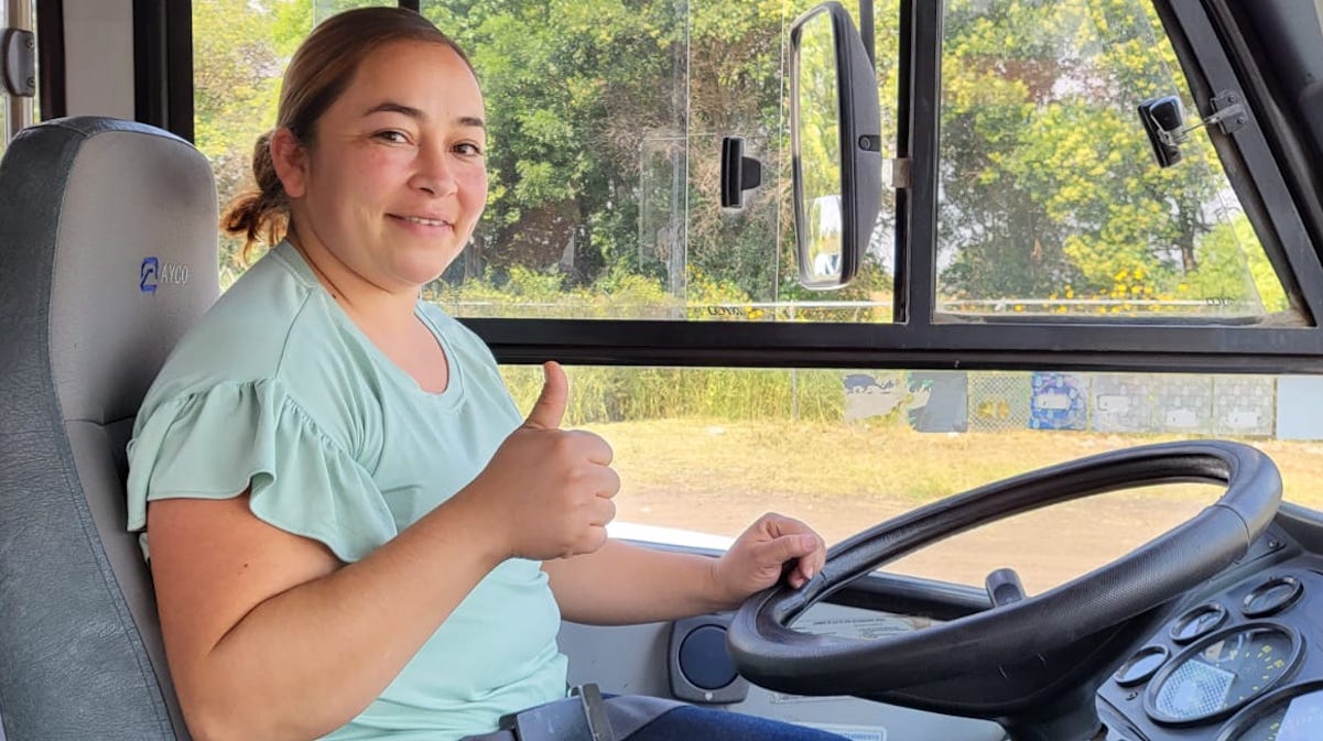 Reciben beca 5 mil pesos, mujeres que se capacitan para operar el transporte de Querétaro