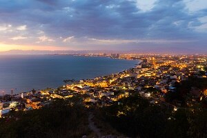 Arriban ballenas. Vallarta, más que zona playera  