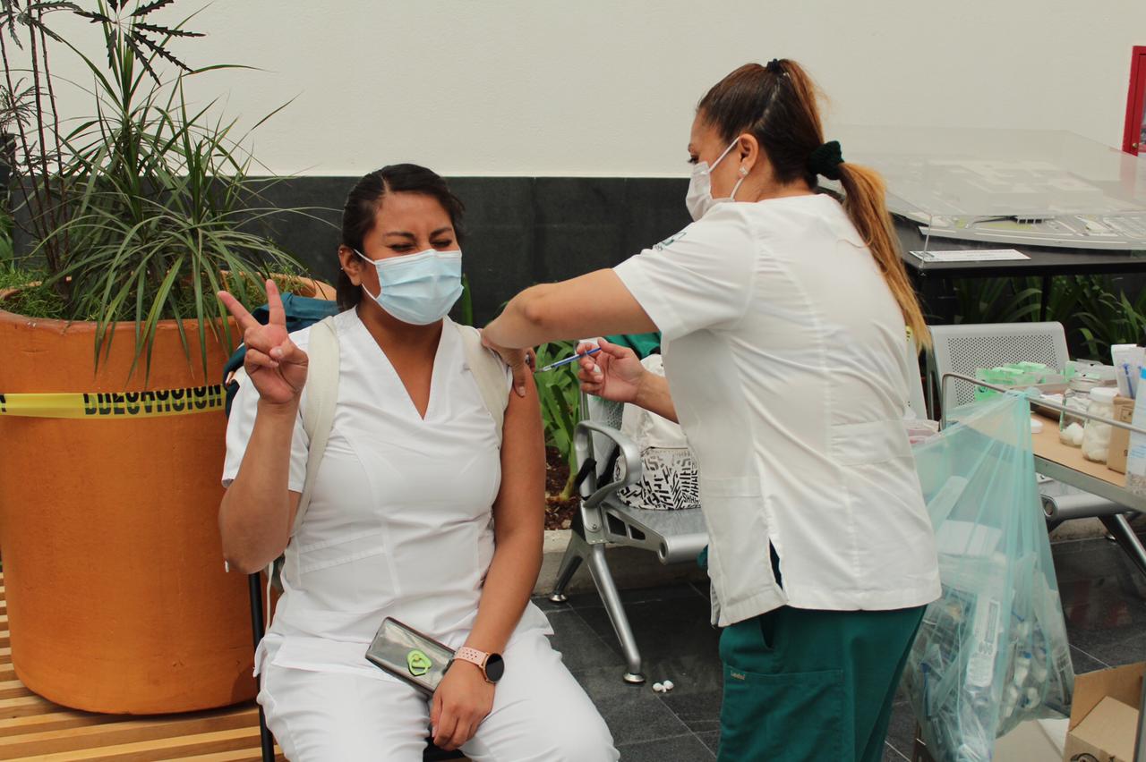 Trabajadores del sector salud continúan vacunándose contra el Covid-19