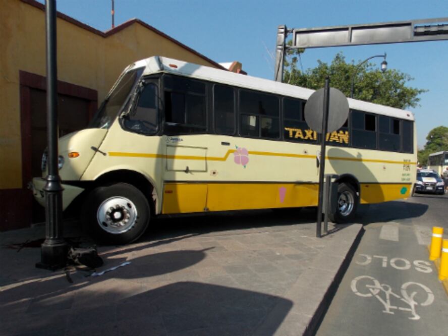 Arrolla camión a peatón