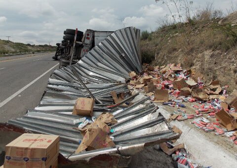 Vuelca tráiler en el Sur Poniente