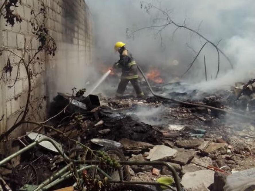 Arde predio baldío