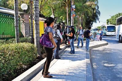 Universitarios tardan 3 meses en emplearse