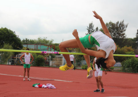 Atletas reciben material deportivo