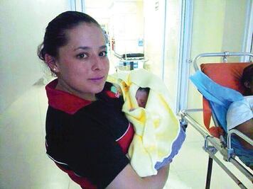 Mujer da a luz en ambulancia 