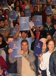 Gobierno municipal entrega 160 escrituras