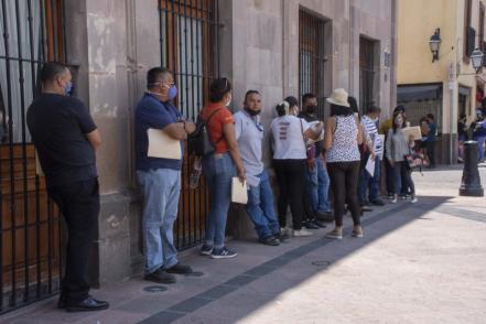 Crece la demanda de becas; padres esperan horas para tramitar apoyos educativos