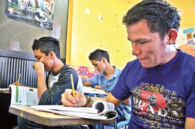 Disminuye 9.8% rezago educativo