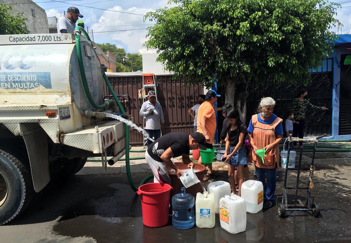 CEA suministra agua en pipas a colonias de Querétaro; llevan una semana sin el líquido