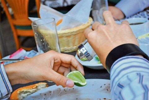 Alertan sobre males por comer sal