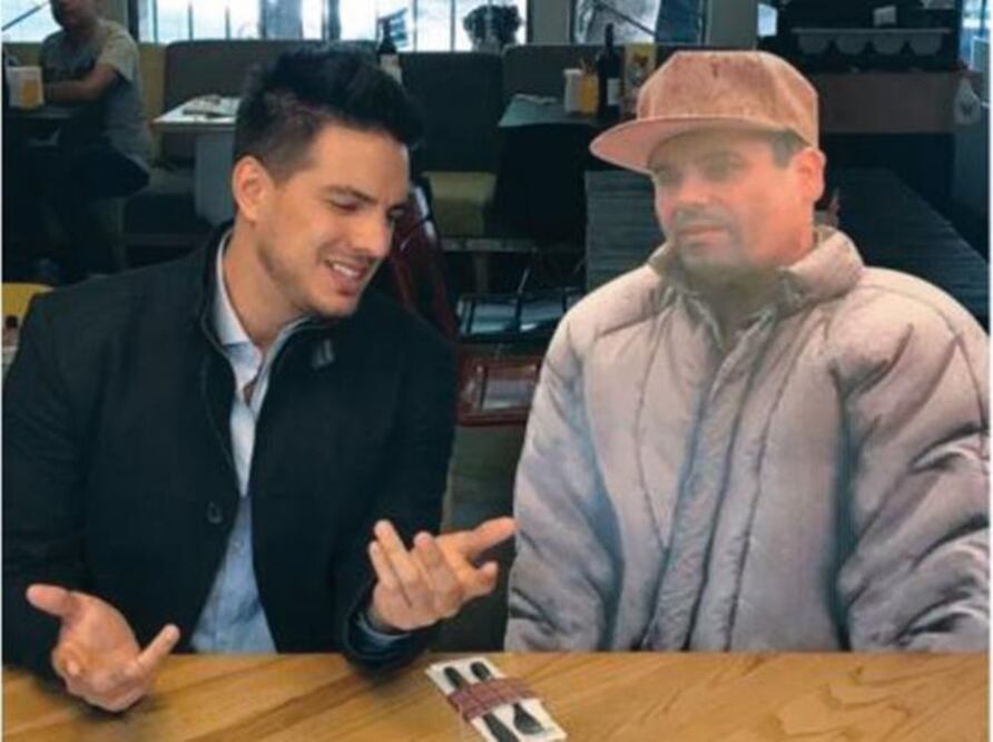 Vadhir aparece sentado en un restaurante, con una imagen. (INSTAGRAM)