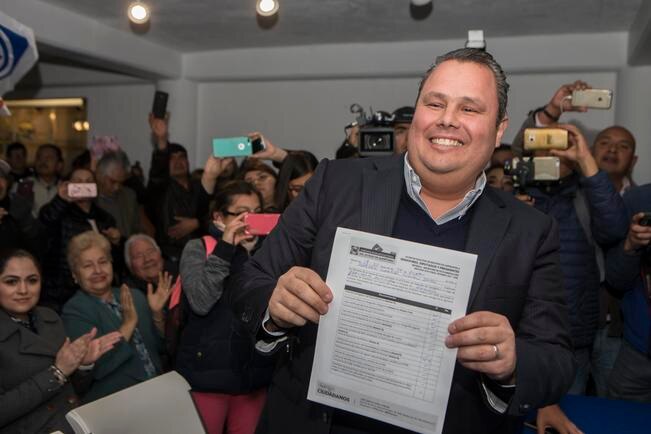 El legislador federal del PAN, Gerardo Cuanalo Santos, llegó a las 6:30 de la tarde a las instalaciones del Comité Directivo Estatal para realizar su registro como aspirante a la capital del estado. (DEMIAN CHÁVEZ. EL UNIVERSAL)