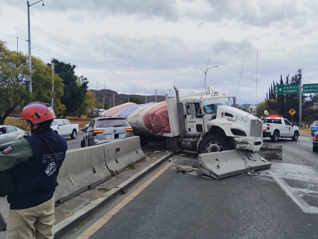 Accidente vehicular en Bernardo Quintana deja siete personas lesionadas