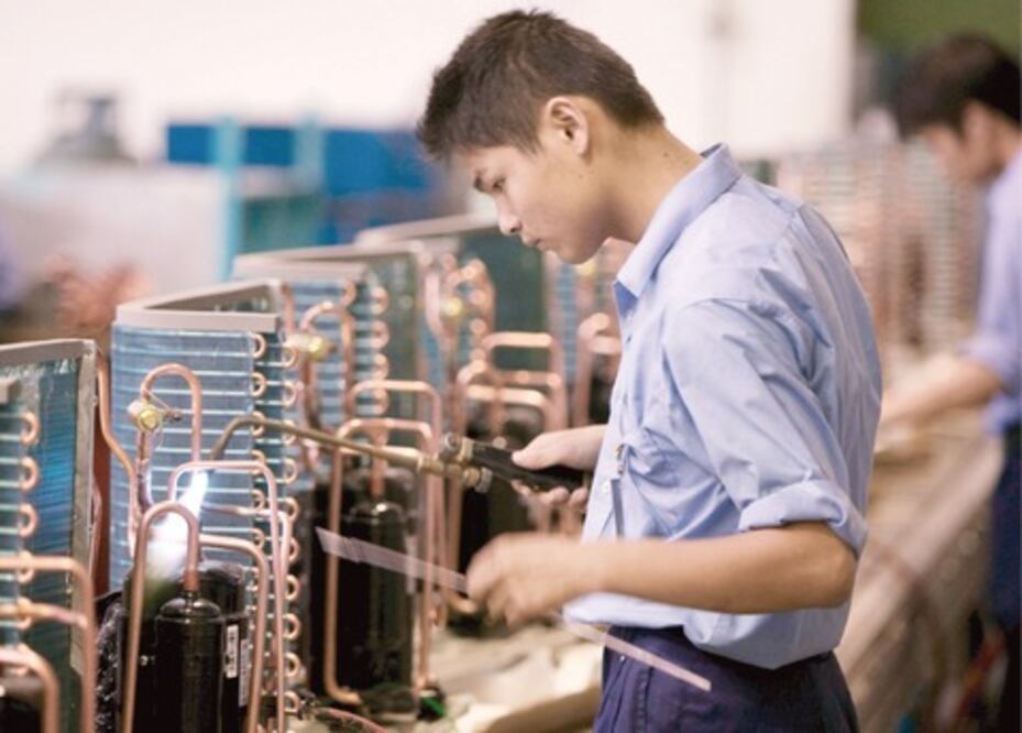 Debaten cifras sobre sector manufacturas