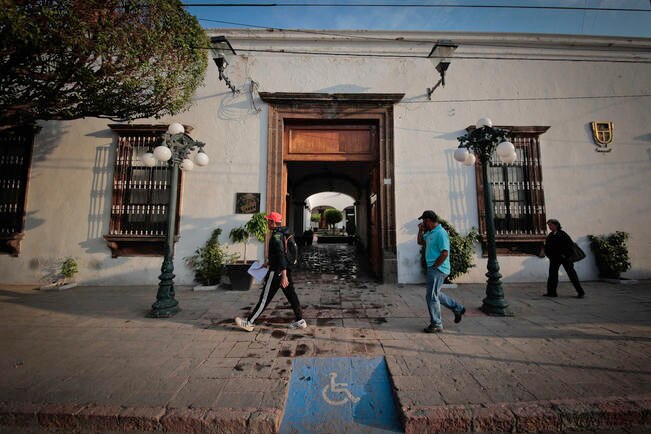 Tiene SJR 100 inmuebles para pagar deudas, dicen