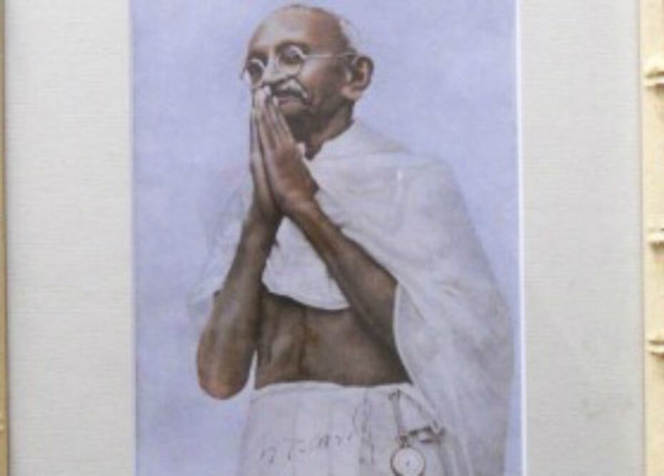 Subastan sandalias de Gandhi por 33 mil 600 dólares