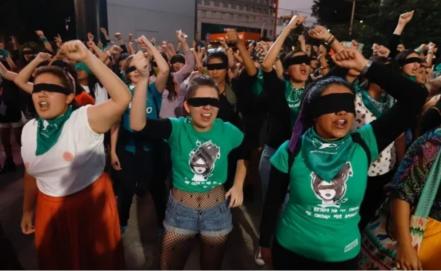 Feministas queman libros sobre “curar la homosexualidad” en la FIL Guadalajara