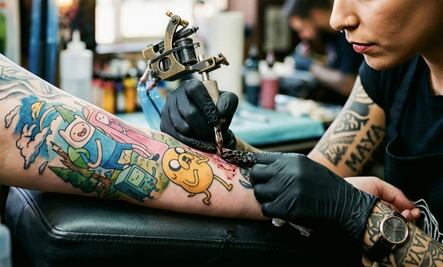 Buscan prohibir los tatuajes en menores 