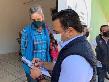 De puerta en puerta, Luis Nava registra información para el Plan Municipal de Desarrollo