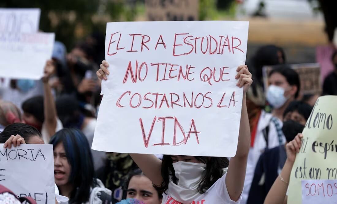 Estudiantes y padres de familia del Colegio de Ciencias y Humanidades Sur marcharon en silencio hacia Rectoría de la UNAM, para exigir medidas de seguridad en el plantel, el miércoles 24 de septiembre de 2025. Foto: Fernanda Rojas/EL UNIVERSAL