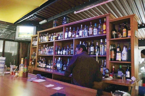 Descartan clausurar bares y misceláneas