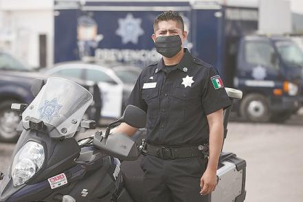 Policía de día y mariachi de noche 