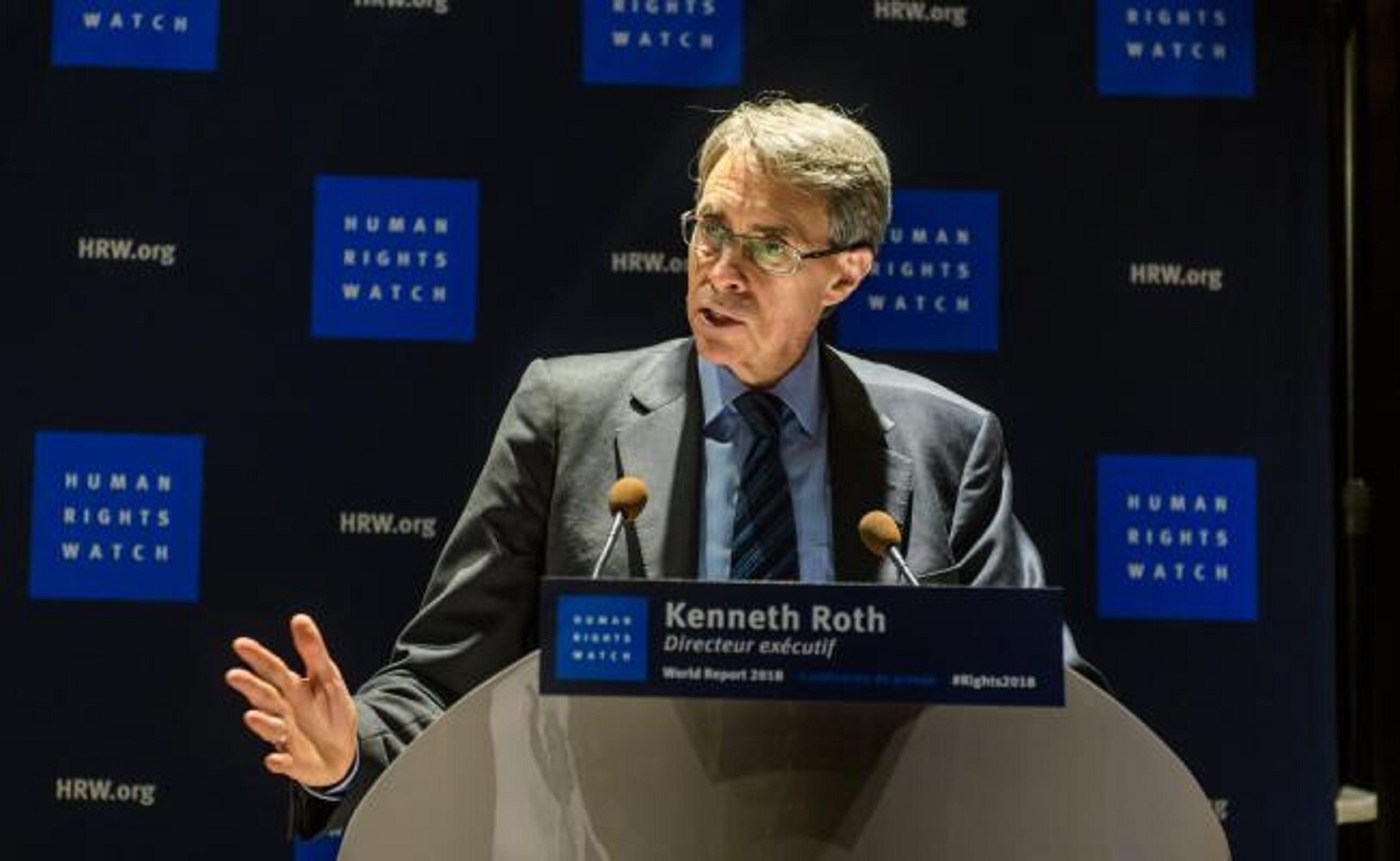 El director ejecutivo de la organización en defensa de los Derechos Humanos "Human Rights Watch" (HRW), Kenneth Roth, presenta el informe anual de la organización en una rueda de prensa en París (Foto: EFE)