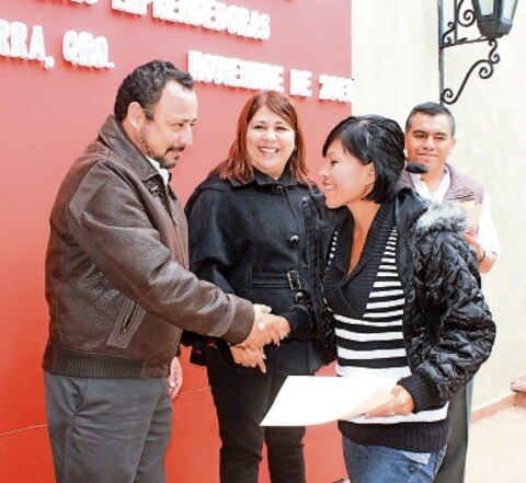 Jalpan entrega créditos a mujeres