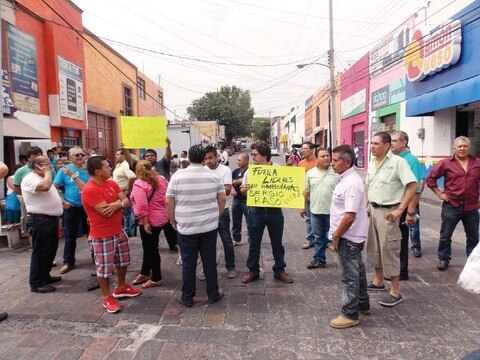 Comerciantes de La Cruz protestan
