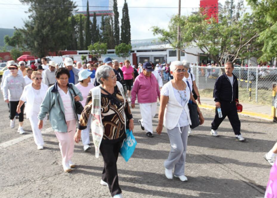 Abuelitos caminan por una mejor calidad de vida