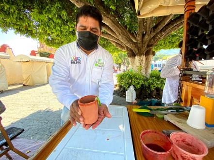 En pleno corazón de la Sierra Gorda, vende nieves de nopal y eucalipto para el cuidado de la salud