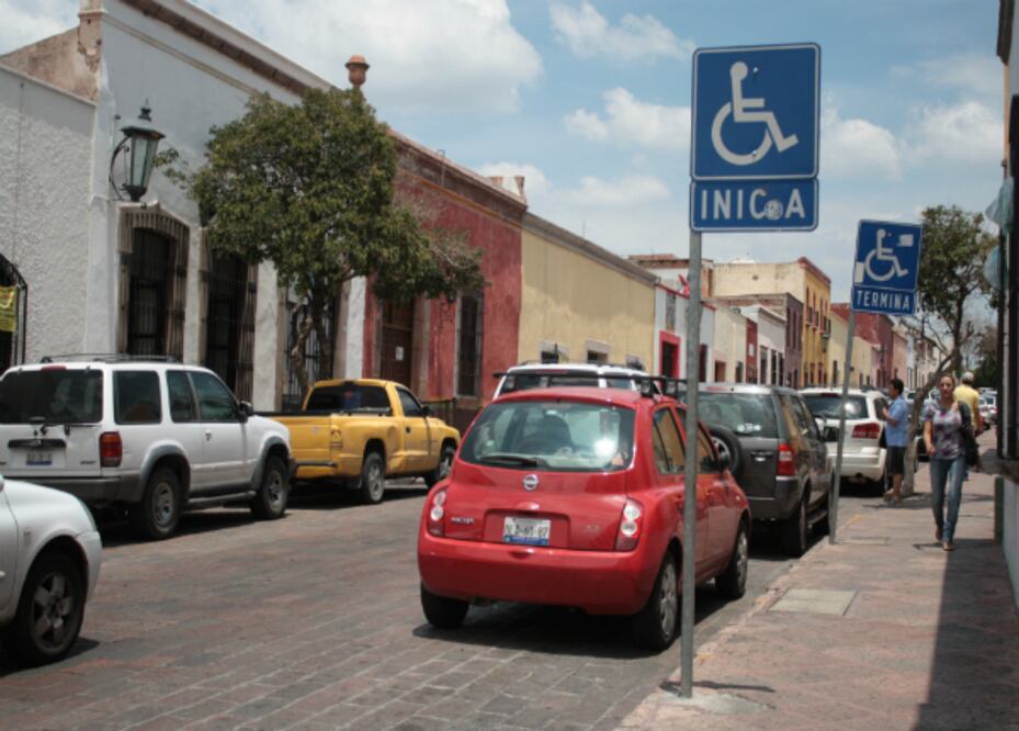 Infringen la ley por falta de cajones de estacionamiento
