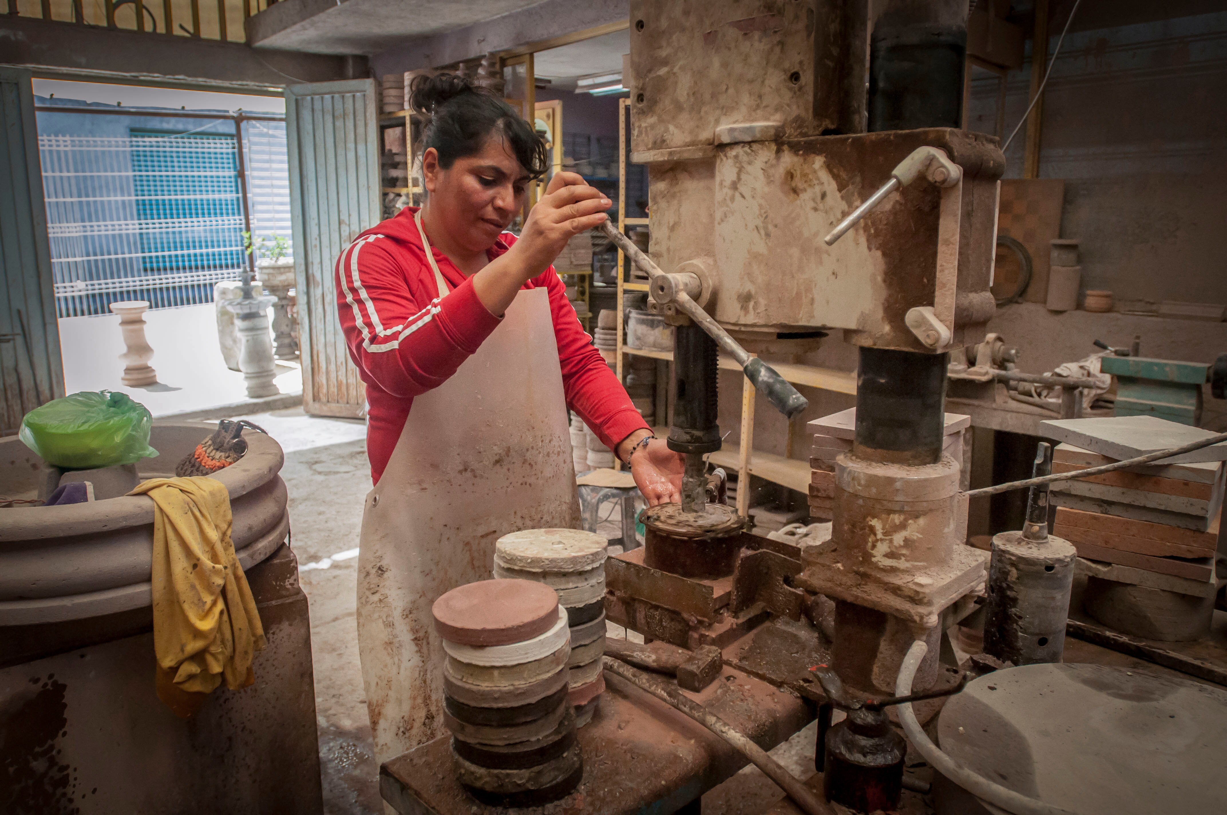 Mujeres encabezan 30% de los hogares en la capital 