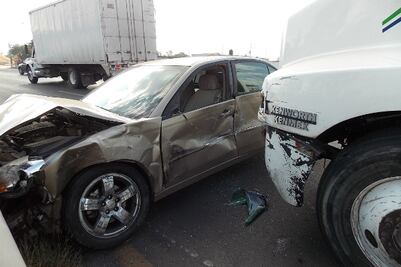 Choca tráiler con sedán en la 57