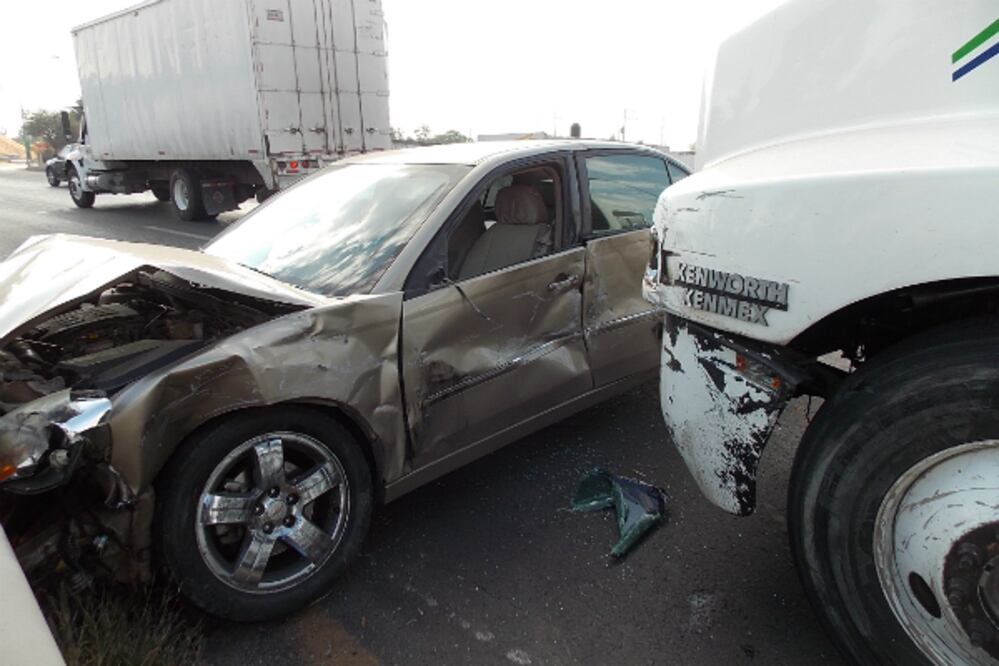Choca tráiler con sedán en la 57