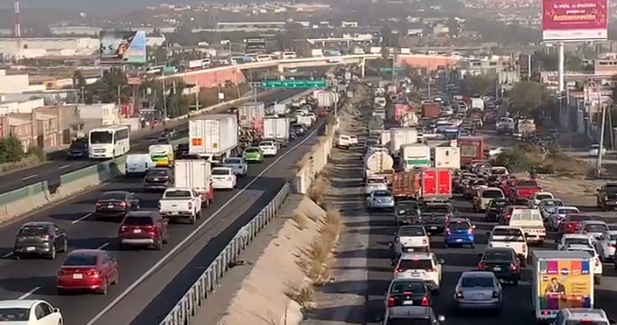 Bloqueo de campesinos en Guanajuato provoca caos vial en la autopista federal 57