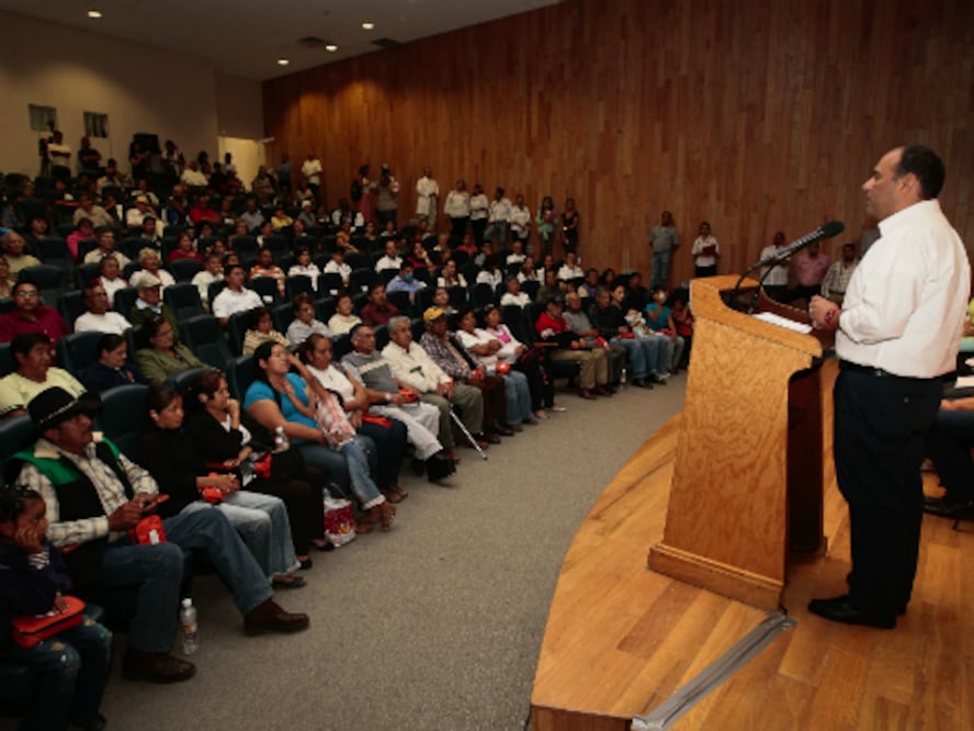 Entregan 200 auxiliares auditivos