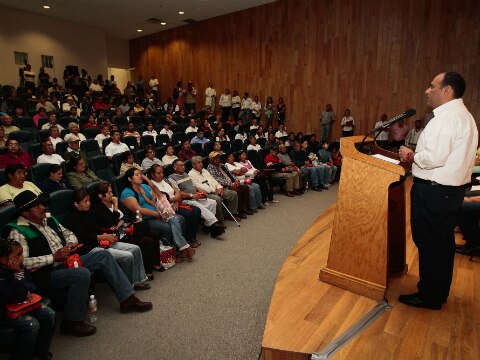 Entregan 200 auxiliares auditivos
